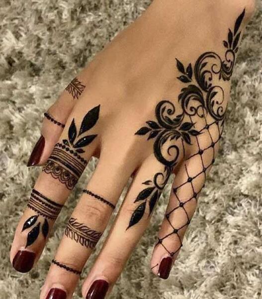 عکس طراحی با حنا روی دست