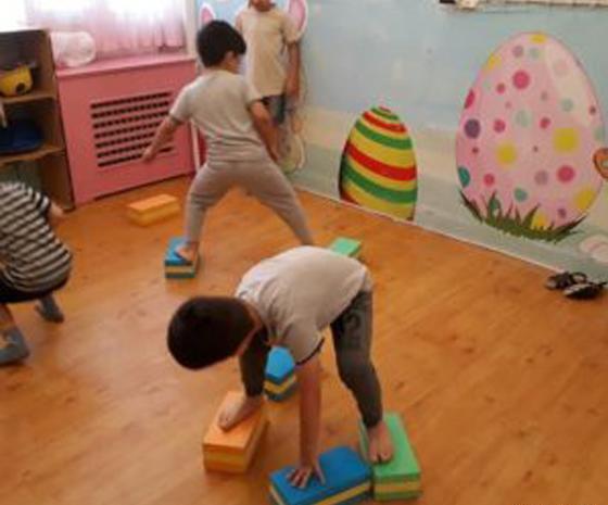 عکس بازی گرگم به هوا