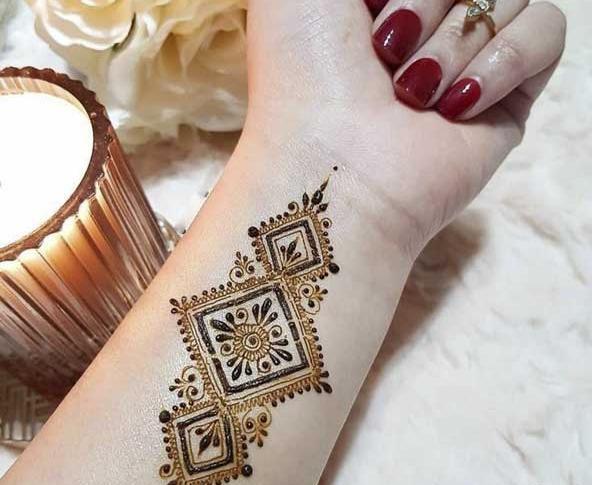 عکس نقشه حنا روی دست ساده