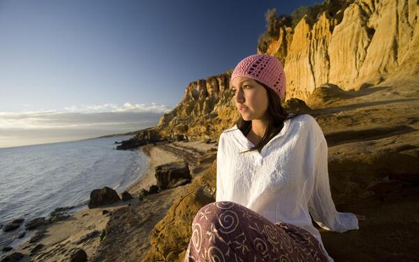 عکس دختر با حجاب در کنار دریا