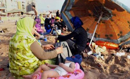 عکس دختر با حجاب در کنار دریا