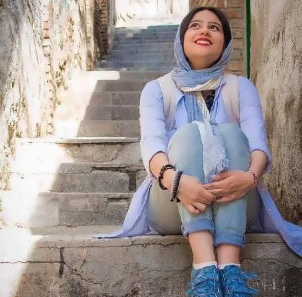 ژست عکس دخترانه تک نفره