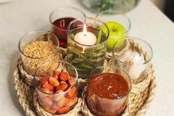 عکس ایده سفره هفت سین با شیشه های استوانه ای