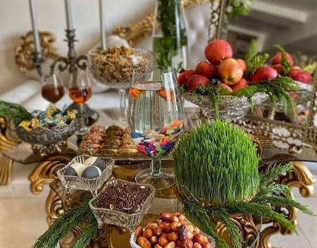 عکس ایده سفره هفت سین با شیشه های استوانه ای