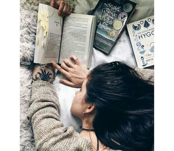 عکس پروفایل دخترونه شیک با کتاب