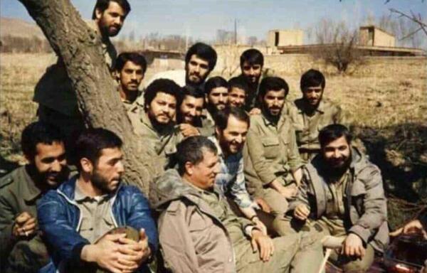 عکس شهید سلیمانی با لباس نظامی