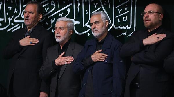 عکس شهید سلیمانی با لباس نظامی