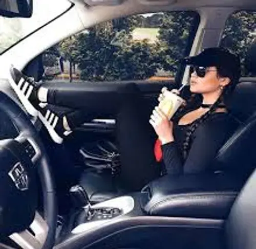 عکس دختر شوتی سوار