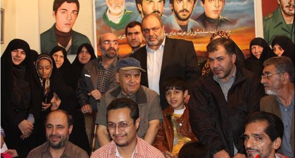 عکس اکبر عبدی با خانواده
