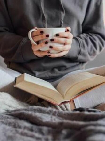عکس فنجان قهوه و کتاب برای پروفایل