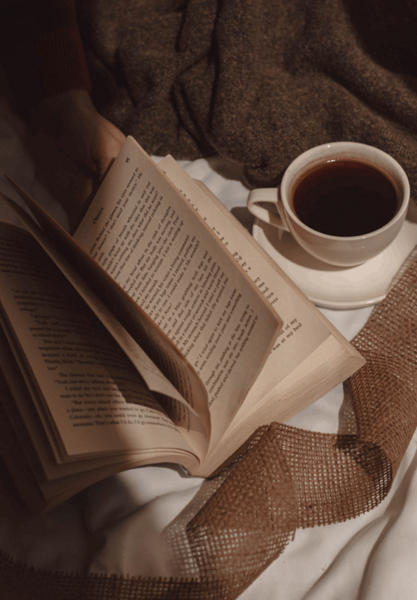 عکس فنجان قهوه و کتاب برای پروفایل