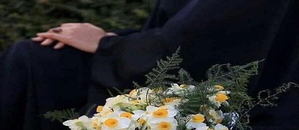 عکس گل نرگس در دست دختر چادری