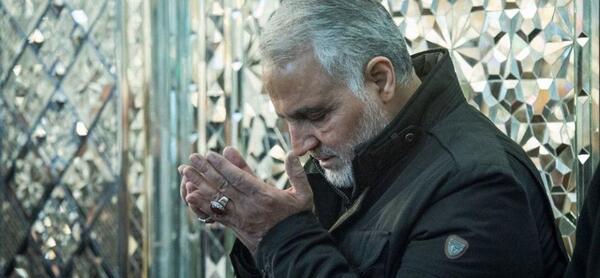 عکس قاسم سلیمانی در صف سوم نماز داعش