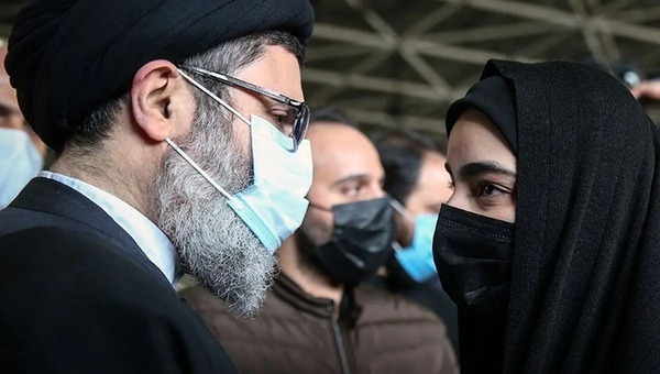 عکس زینب سلیمانی و گوشی آیفون