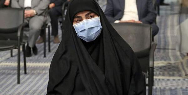 عکس زینب سلیمانی و گوشی آیفون