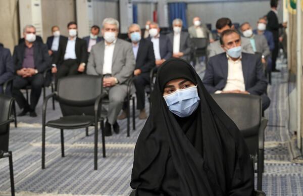 عکس زینب سلیمانی و گوشی آیفون