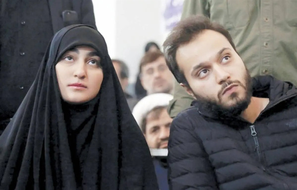 عکس زینب سلیمانی و گوشی آیفون