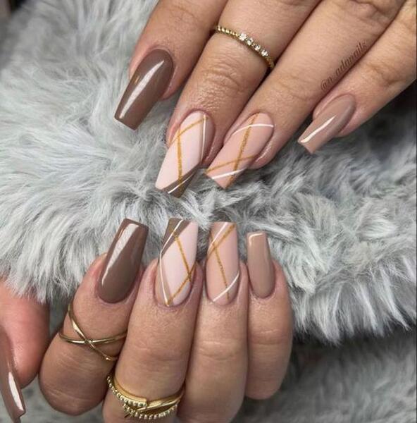 عکس مدل ناخن ذوزنقه کوتاه