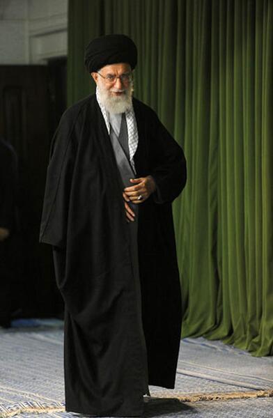 عکس ایستاده رهبری