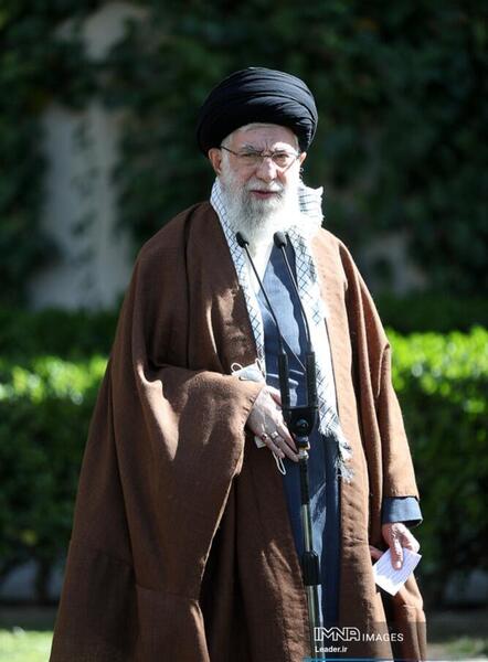 عکس ایستاده رهبری