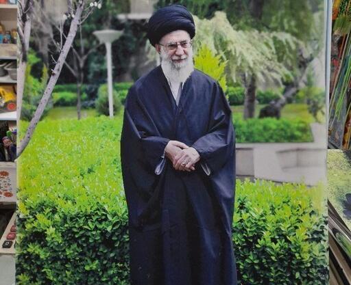 عکس ایستاده رهبری