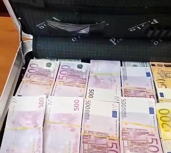 عکس دلار در چمدان