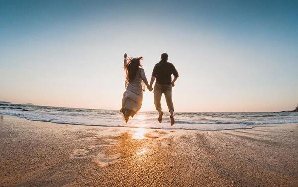 عکس ژست عکاسی دونفره کنار دریا