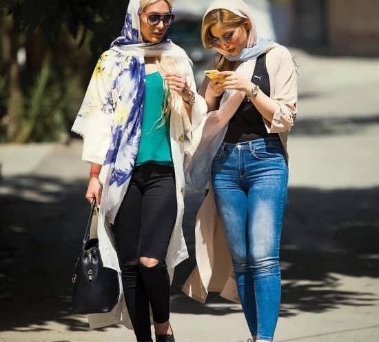 ژست عکس دونفره ایستاده
