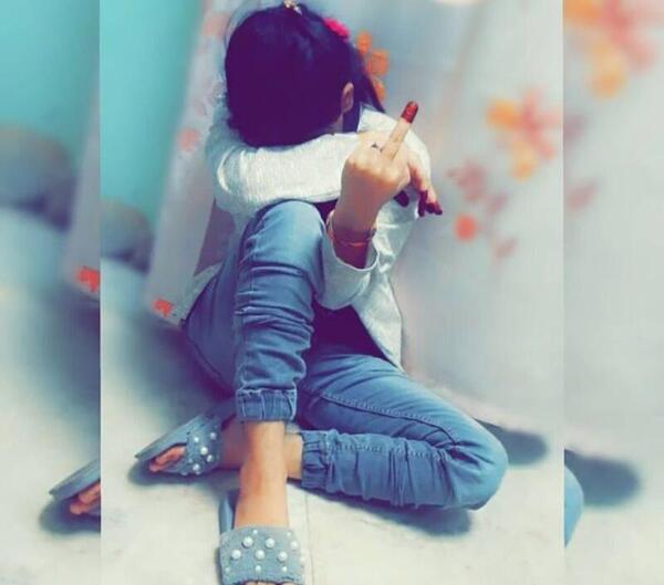عکس سرم به دست دختر برای پروفایل