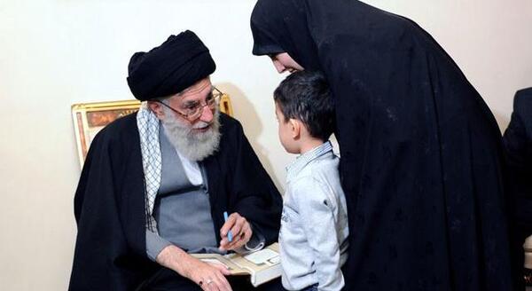 عکس نوشته ارزنده ترین زینت زن حفظ حجاب است