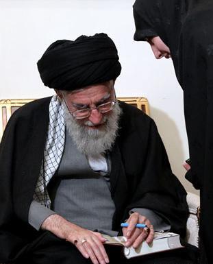 عکس نوشته ارزنده ترین زینت زن حفظ حجاب است