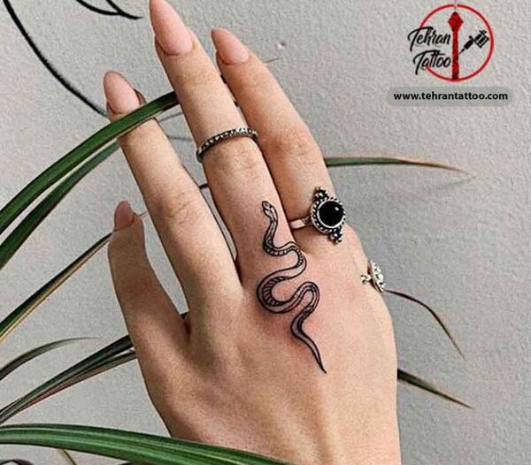 عکس تتو مینیمال رو انگشت