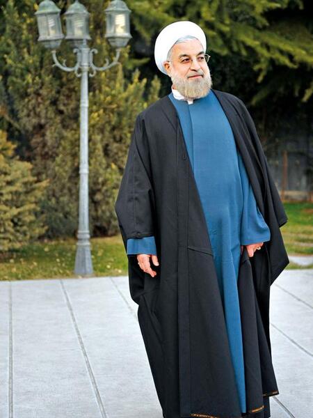 عکس ایستاده روحانی