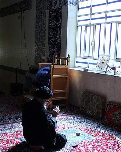 عکس ایستاده روحانی
