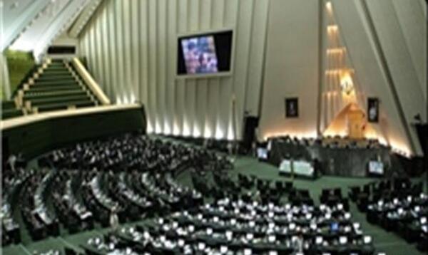 عکس ایستاده روحانی