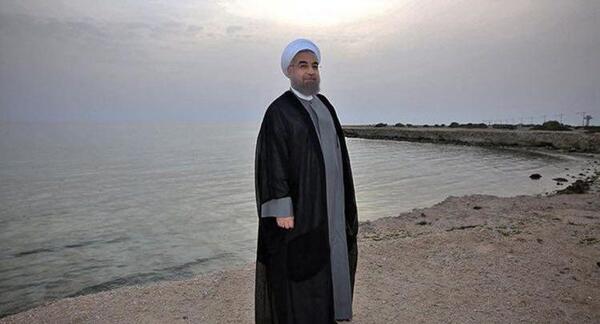 عکس ایستاده روحانی