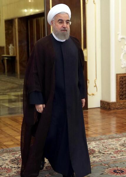 عکس ایستاده روحانی