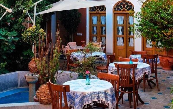 عکس کافه صورتی در شیراز