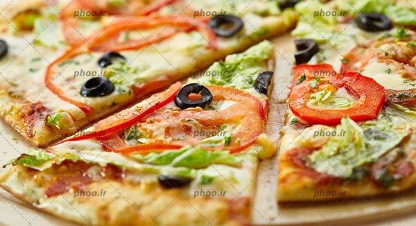 عکس پیتزا روی میز