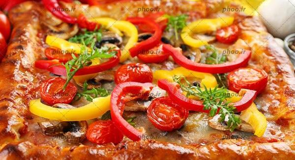 عکس پیتزا روی میز