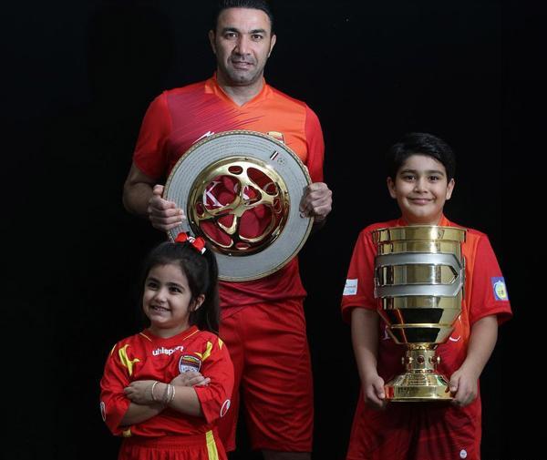 عکس همسر جواد نکونام در فرودگاه