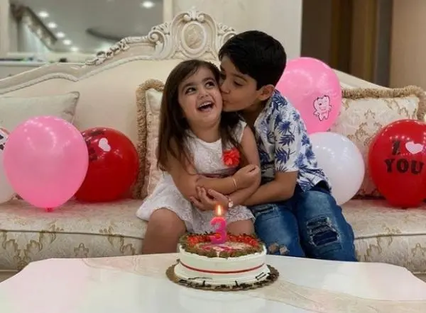 عکس همسر جواد نکونام در فرودگاه