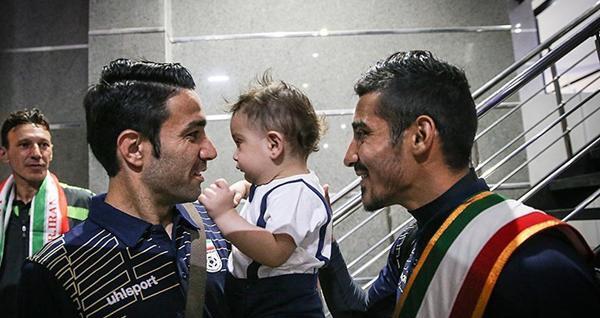 عکس همسر جواد نکونام در فرودگاه