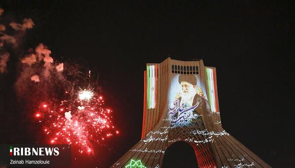 عکس برج آزادی در شب