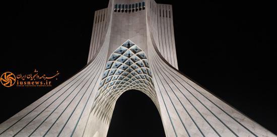 عکس برج آزادی در شب