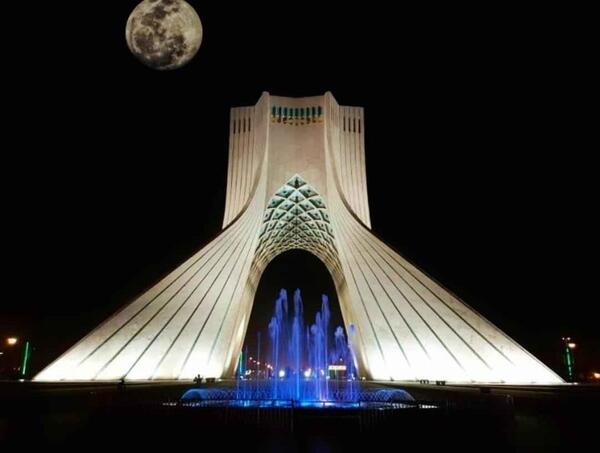 عکس برج آزادی در شب