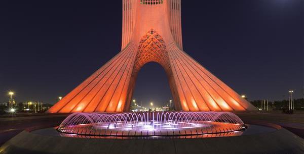 عکس برج آزادی در شب