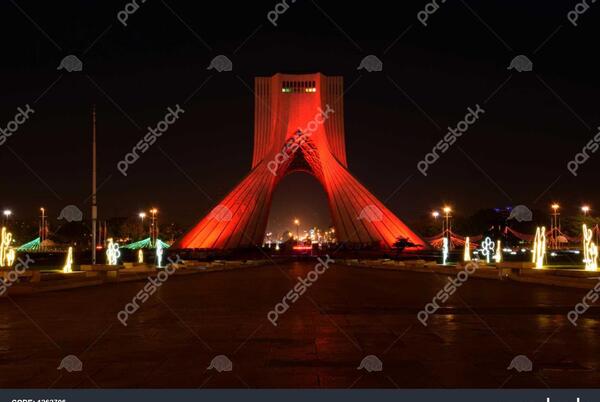 عکس برج آزادی در شب