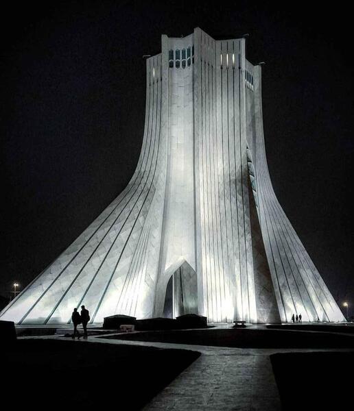 عکس برج آزادی در شب
