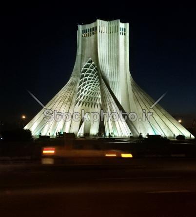 عکس برج آزادی در شب